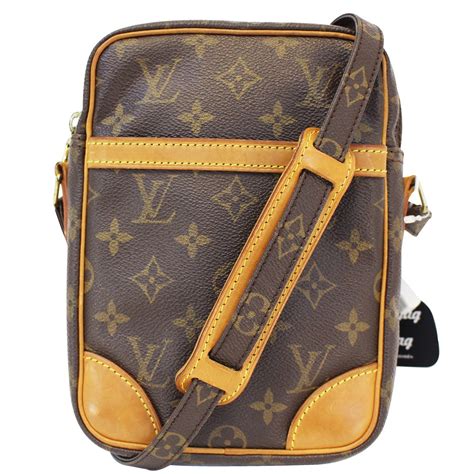 Louis vuitton mens crossbody bag - HK$ 29,100. Louis Vuitton’s fashionable messenger and cross-body bags for men are made from iconic canvases, luxe leathers and stylish mixed materials. Equipped with adjustable straps, these versatile bags are a perfect fit for modern lifestyles: they include classic shapes such as the Danube, District and Alex models as well the trendy Trunk ... 